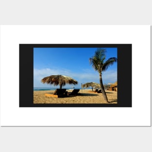 Chaises longues sur une plage du Mexique Posters and Art